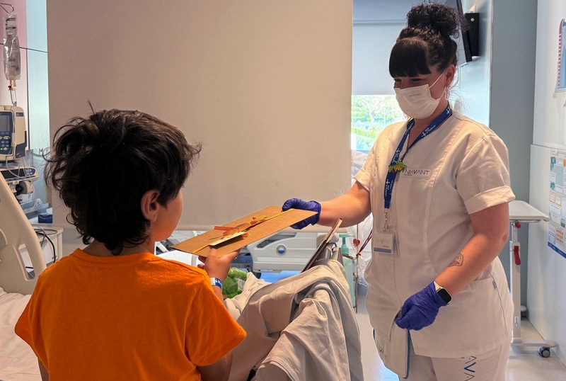 Ndavant entrega jocs a infants hospitalitzats a Vall d'Hebron